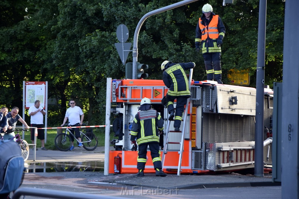 TLF 4 umgestuerzt Koeln Bocklemuend Ollenhauer Ring Militaerringstr P036.JPG - Miklos Laubert